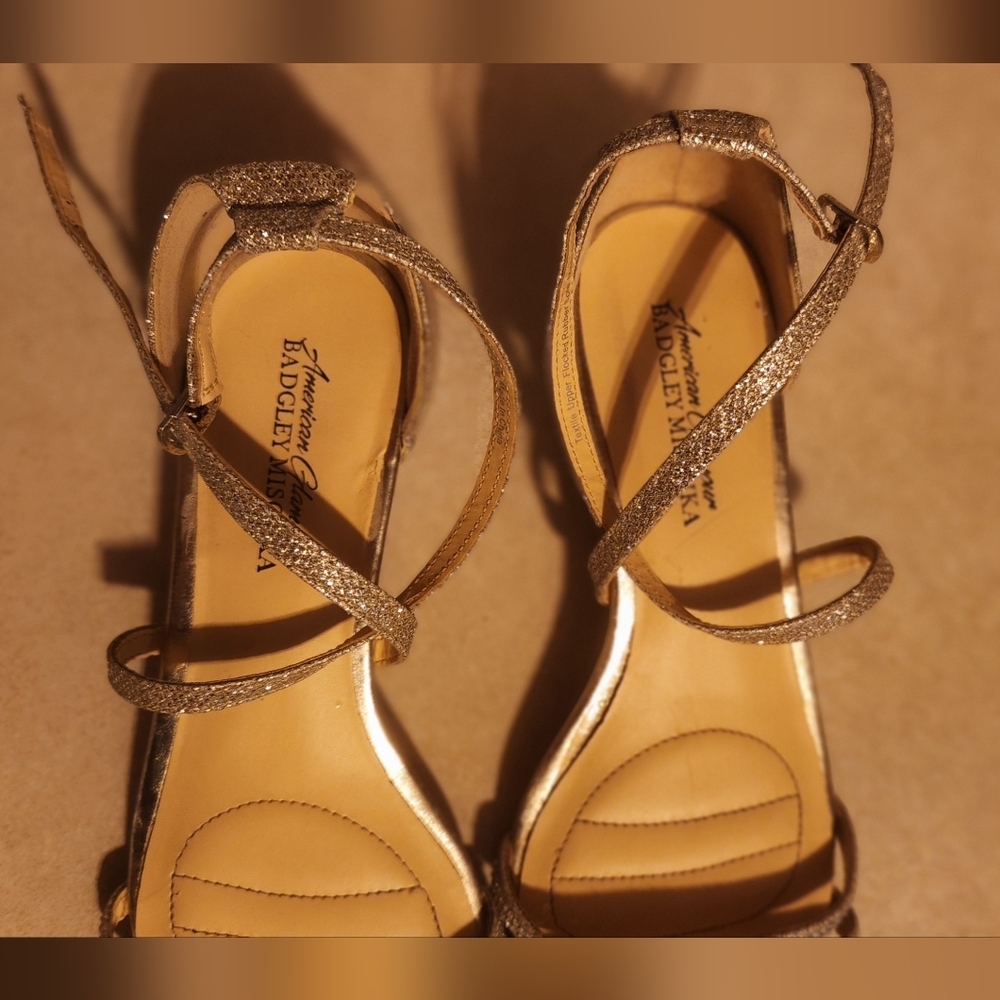 Badgley Mischka Light Gold American Glamour Wedge Heel Size 8.5 - Picture 2 of 9